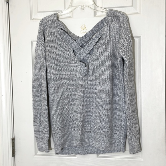 Light Gray Sweater With Cross Neck On the Back Size Medium - Picture 4 of 6